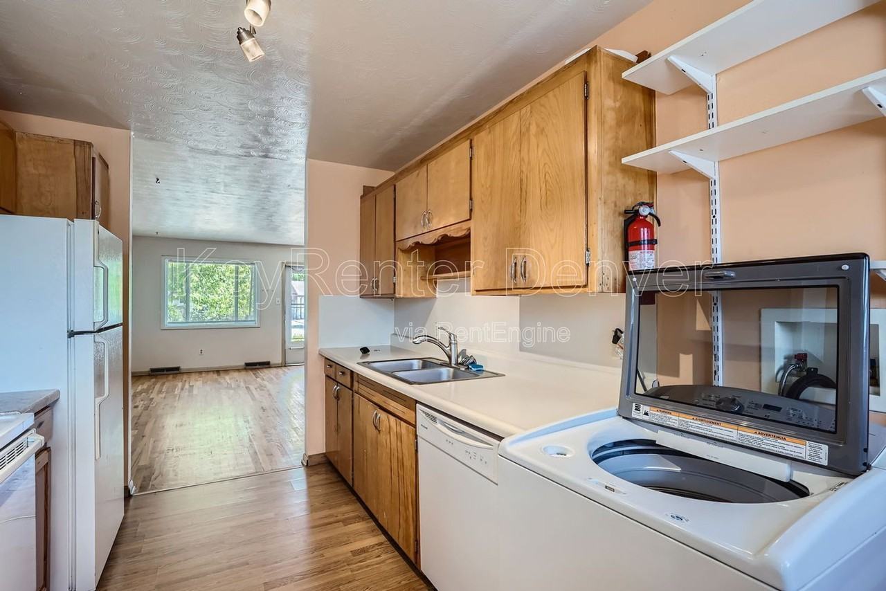 403 S Owens St - Photo 4 of 12