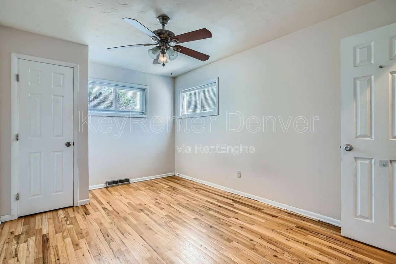 403 S Owens St - Photo 5 of 12