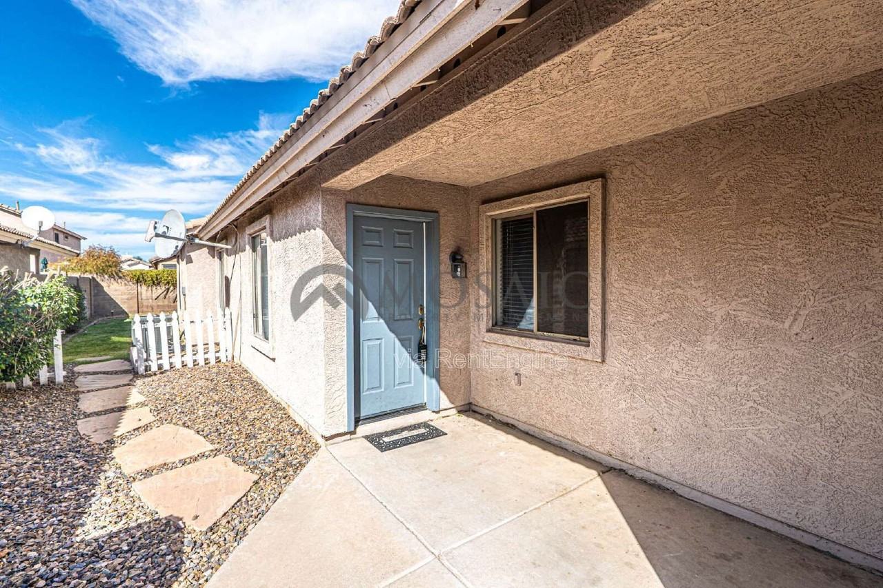 8646 E Nido Ave - Photo 3 of 20
