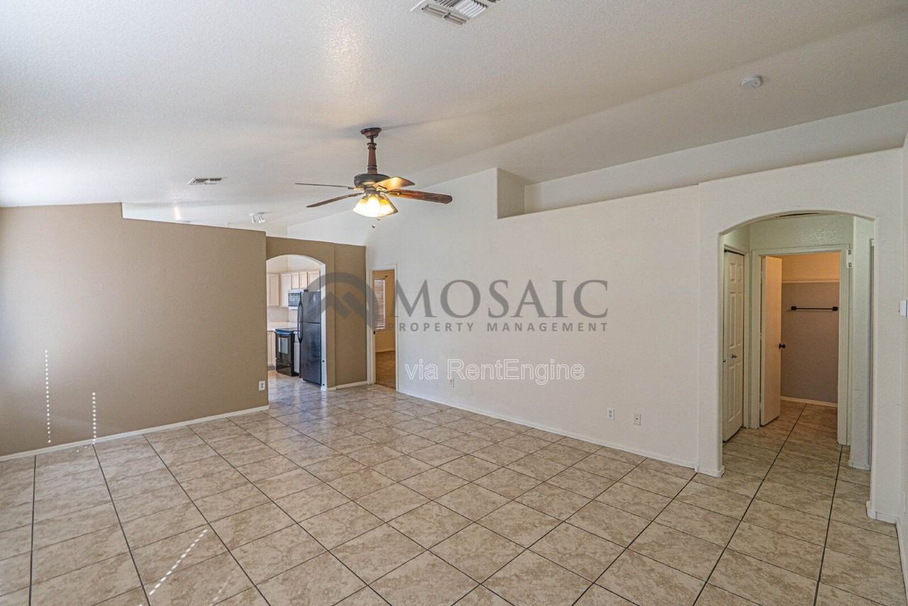8646 E Nido Ave - Photo 4 of 20
