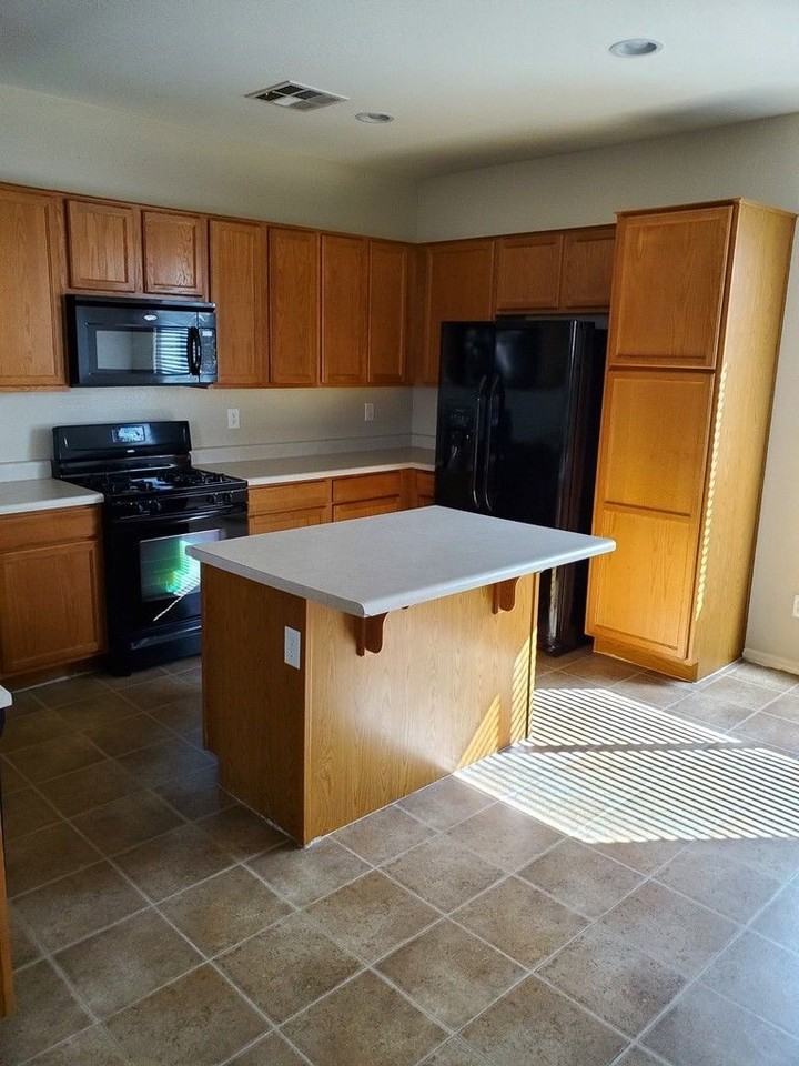 18055 W Vogel Ave - Photo 6 of 19