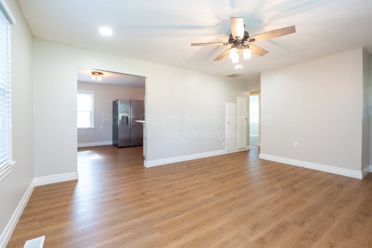547 N Custer St - Photo 2 of 45