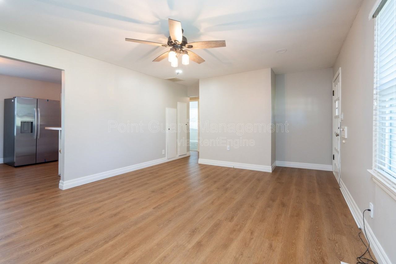 547 N Custer St - Photo 3 of 45