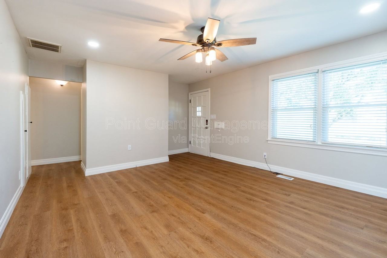 547 N Custer St - Photo 4 of 45