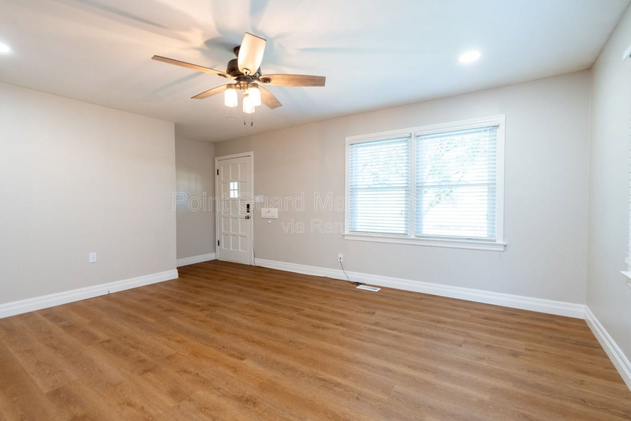 547 N Custer St - Photo 5 of 45