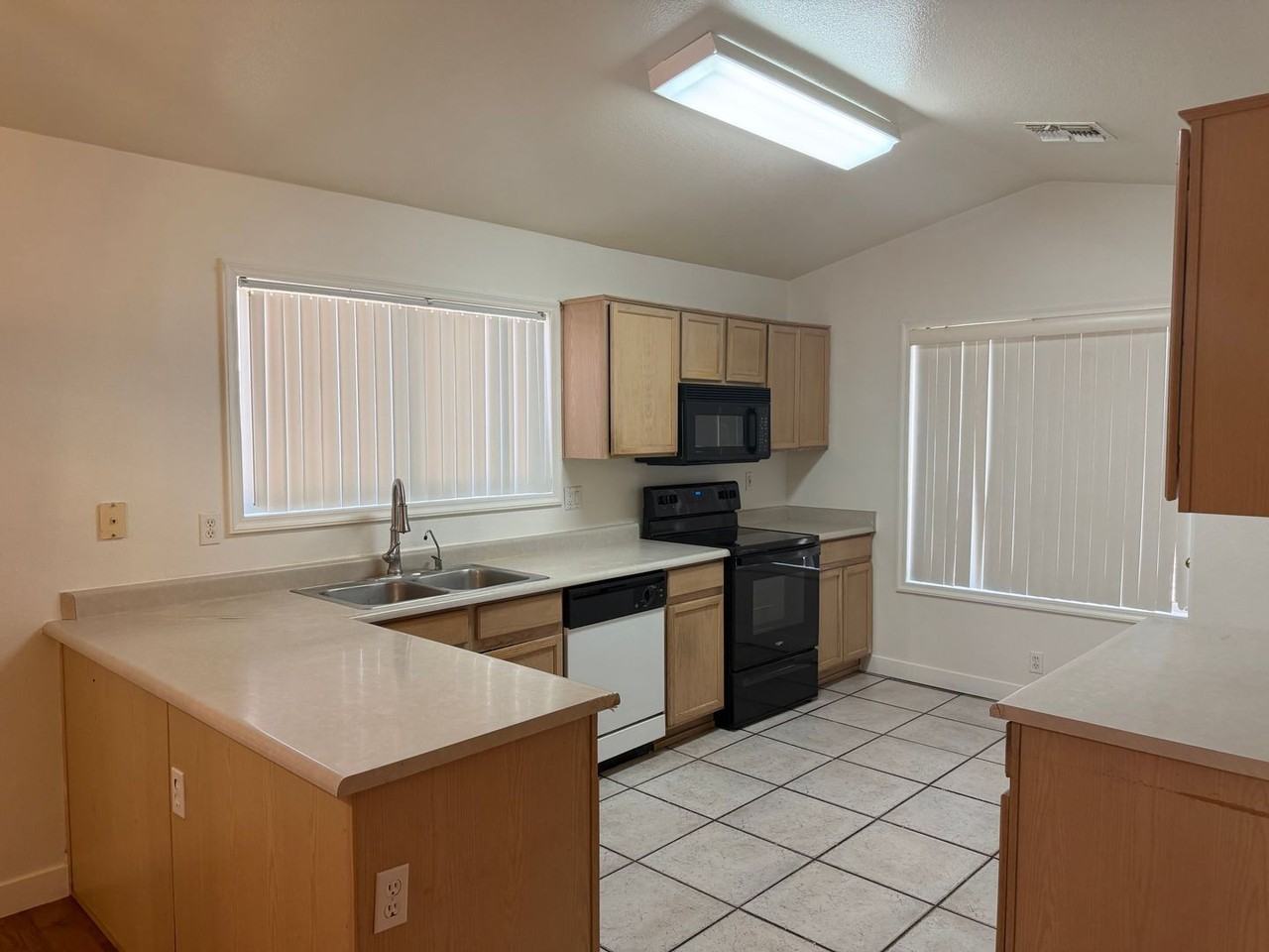 9247 W Brown St - Photo 2 of 15