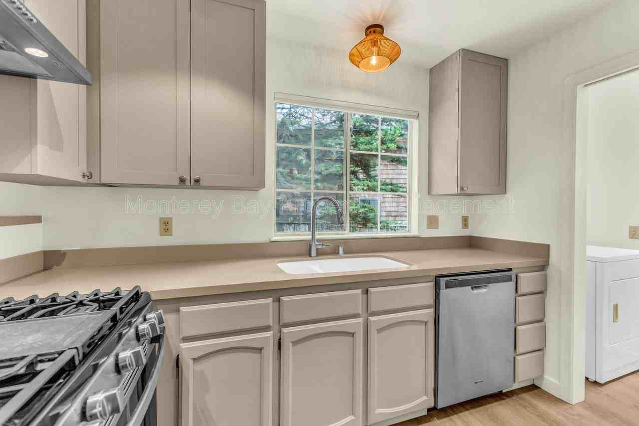706 Crocker Ave - Photo 7 of 26