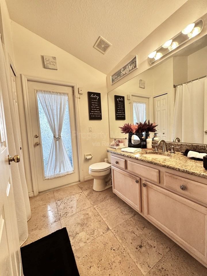 2561 The Oaks Blvd - Photo 5 of 10