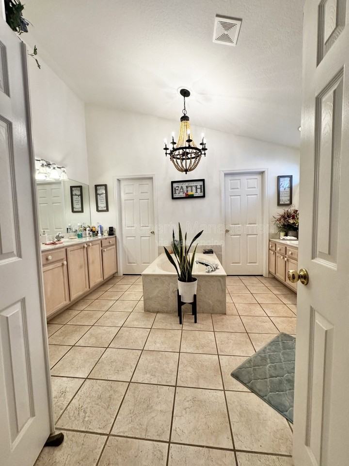 2561 The Oaks Blvd - Photo 6 of 10