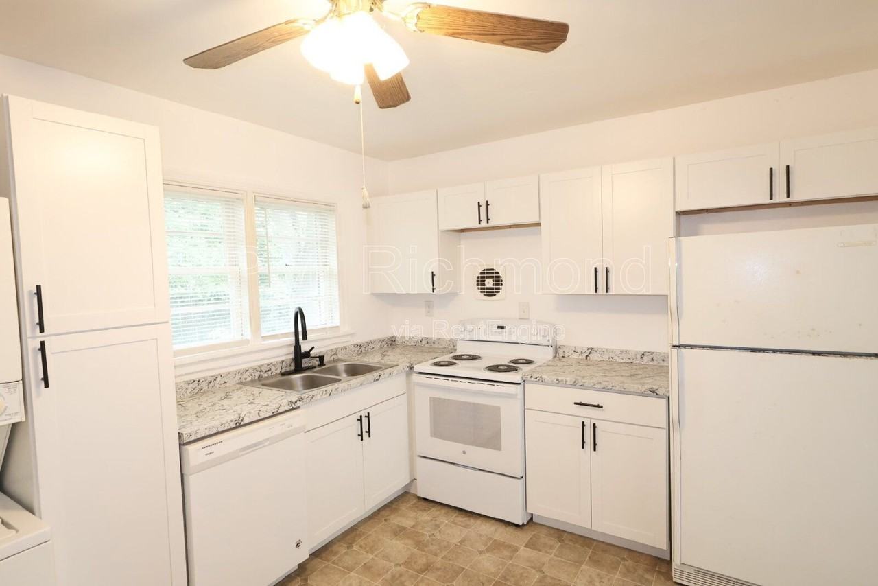 3006 Manor Dr - Photo 5 of 19