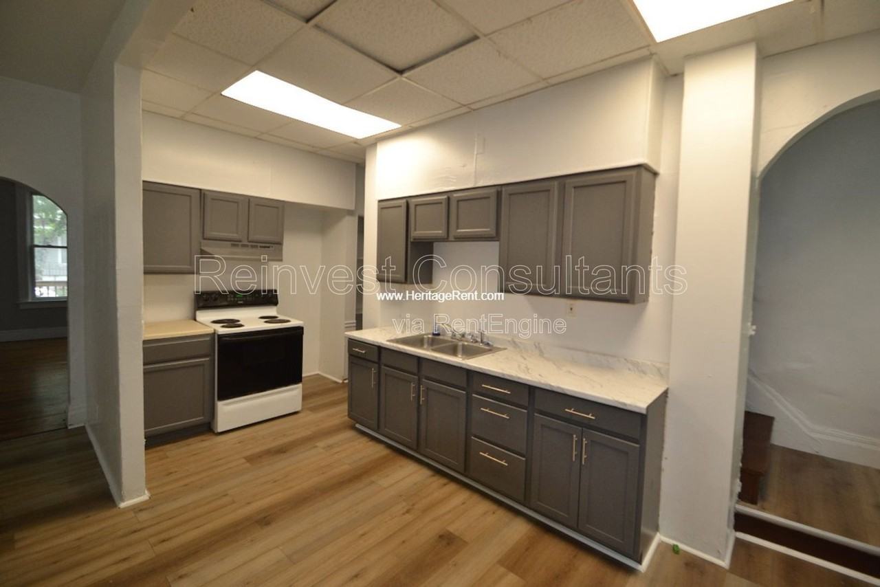 310 E 16th St - Photo 3 of 10