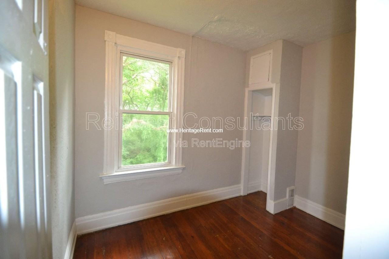 310 E 16th St - Photo 6 of 10