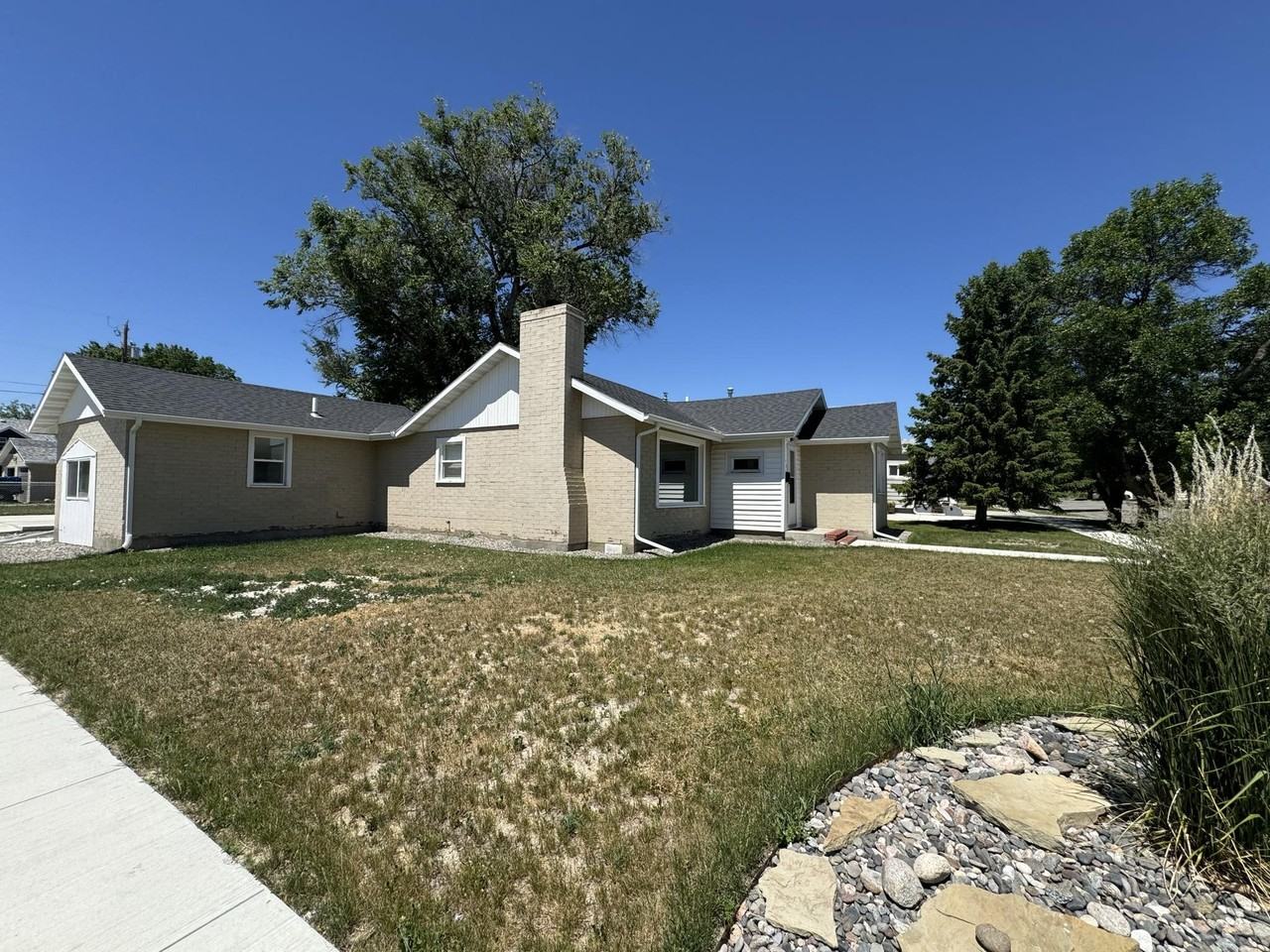 302 5th Ave - Photo 4 of 19