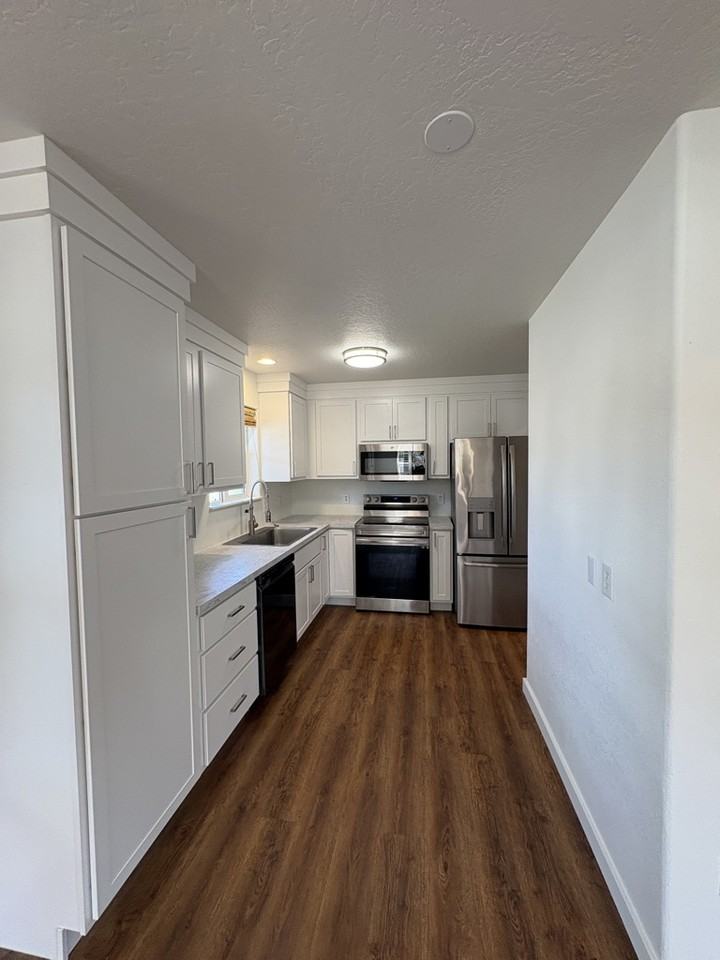 2029 W Kent Ave - Photo 5 of 21