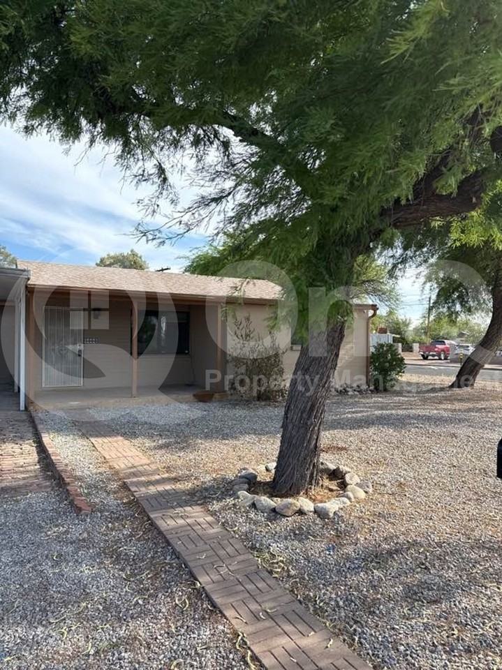 1002 E Simmons St - Photo 2 of 31