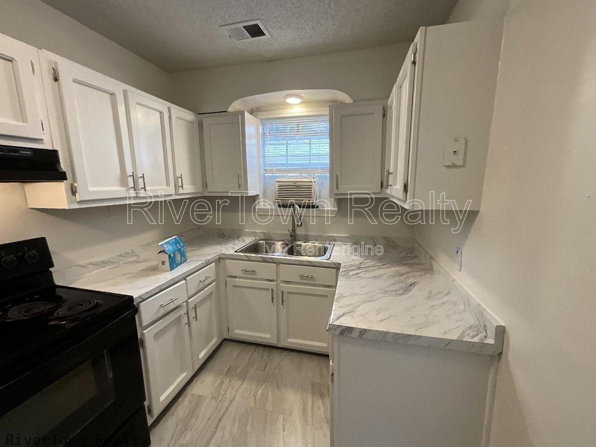 2677 Larose Ave - Photo 3 of 18