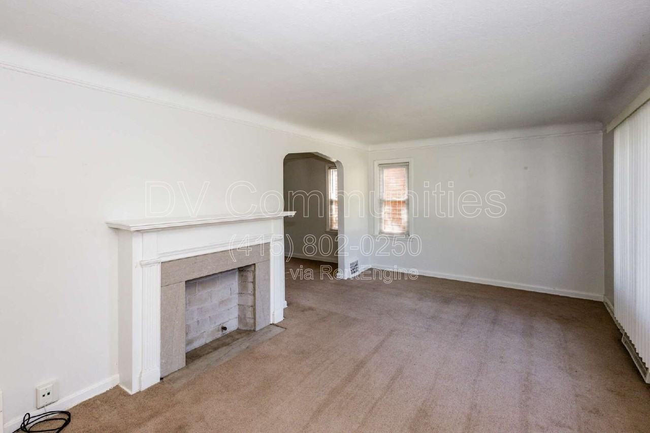 4871 Oakland Dr - Photo 4 of 17