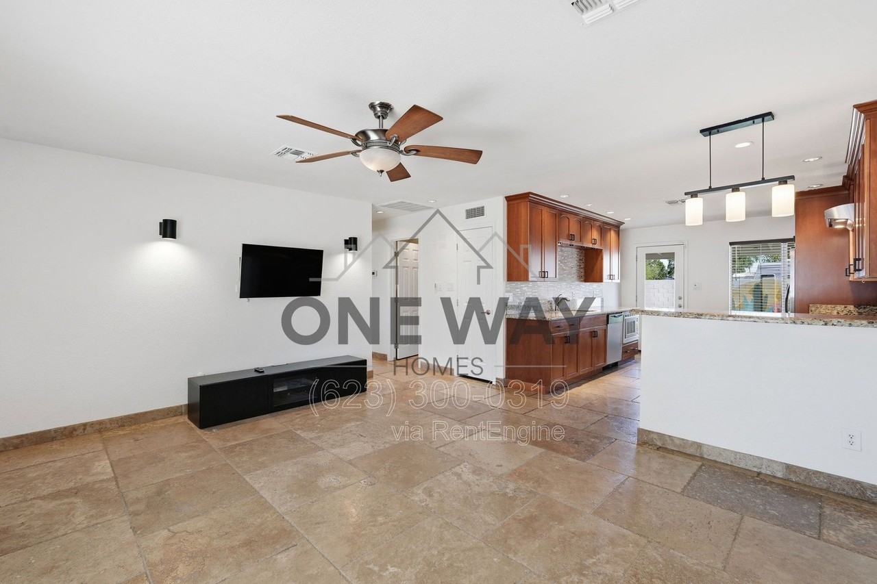 8702 E Sheridan St - Photo 7 of 30
