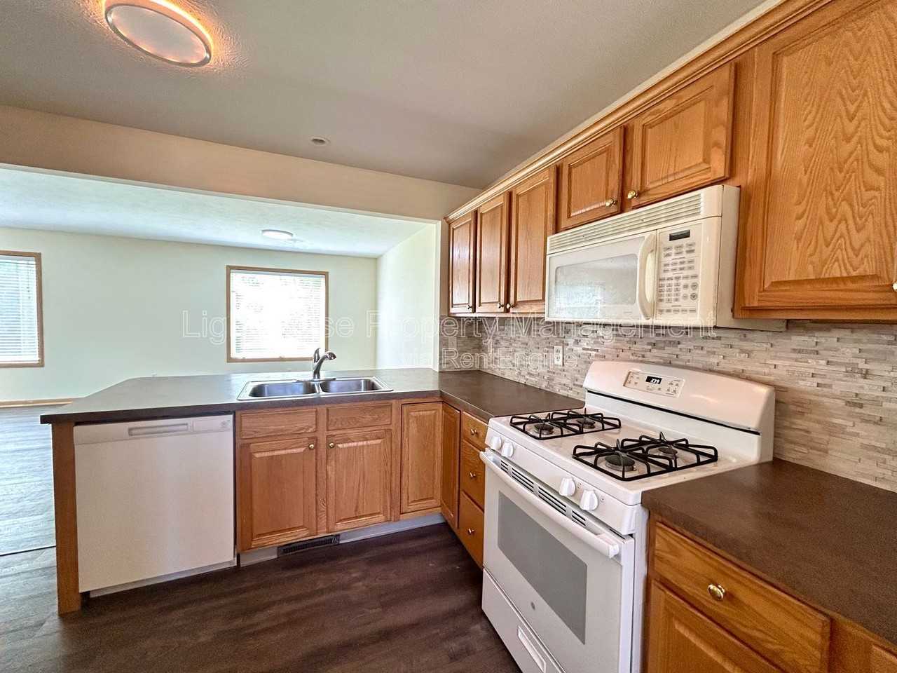 2103 Kinnrow Ave Nw - Photo 4 of 26