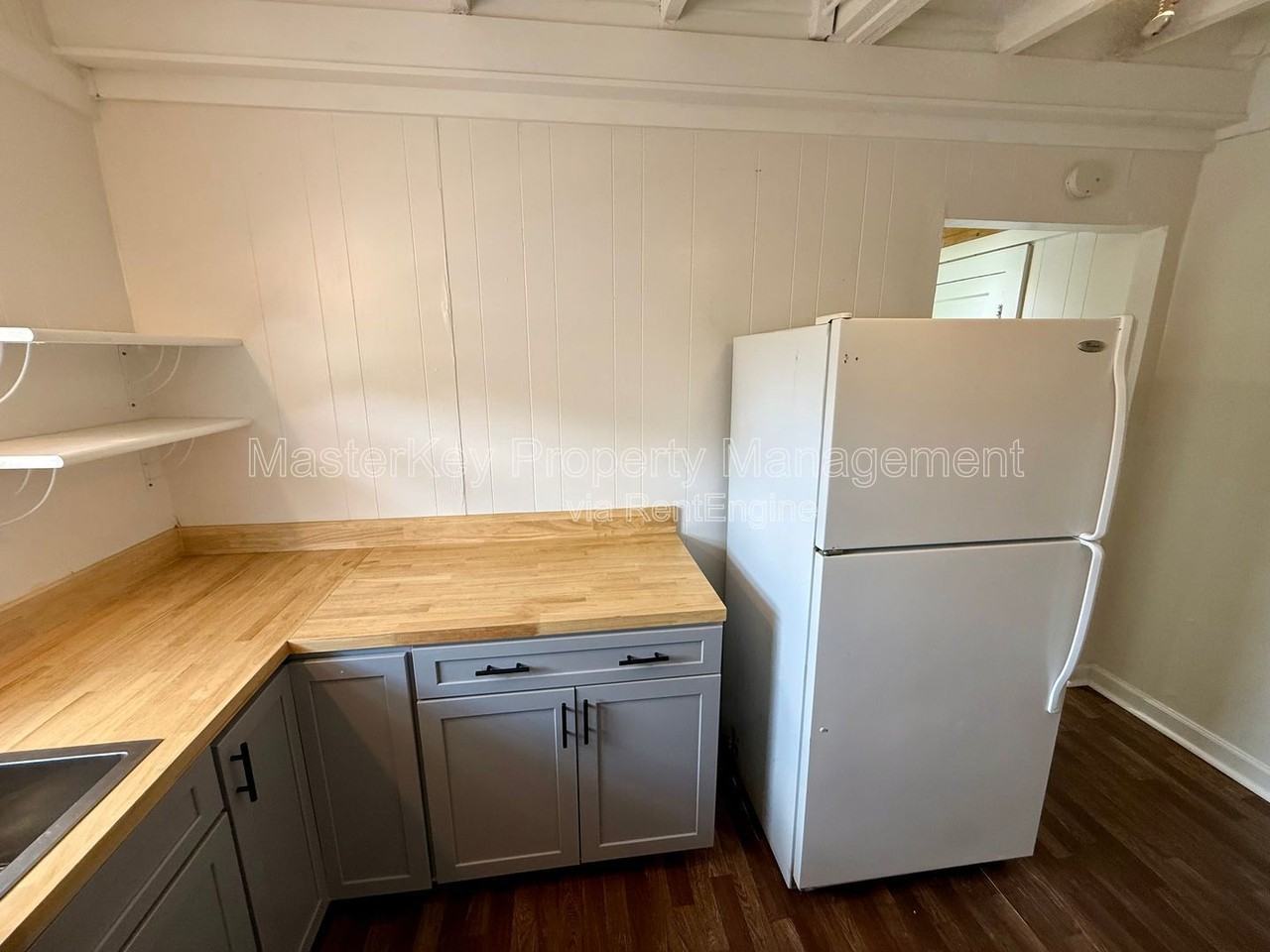 302 Raynor St #B - Photo 3 of 16