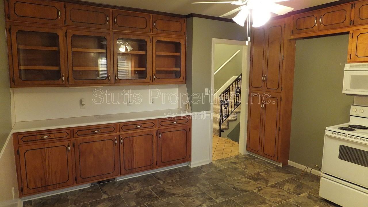 1918 Hermitage Dr - Photo 4 of 17
