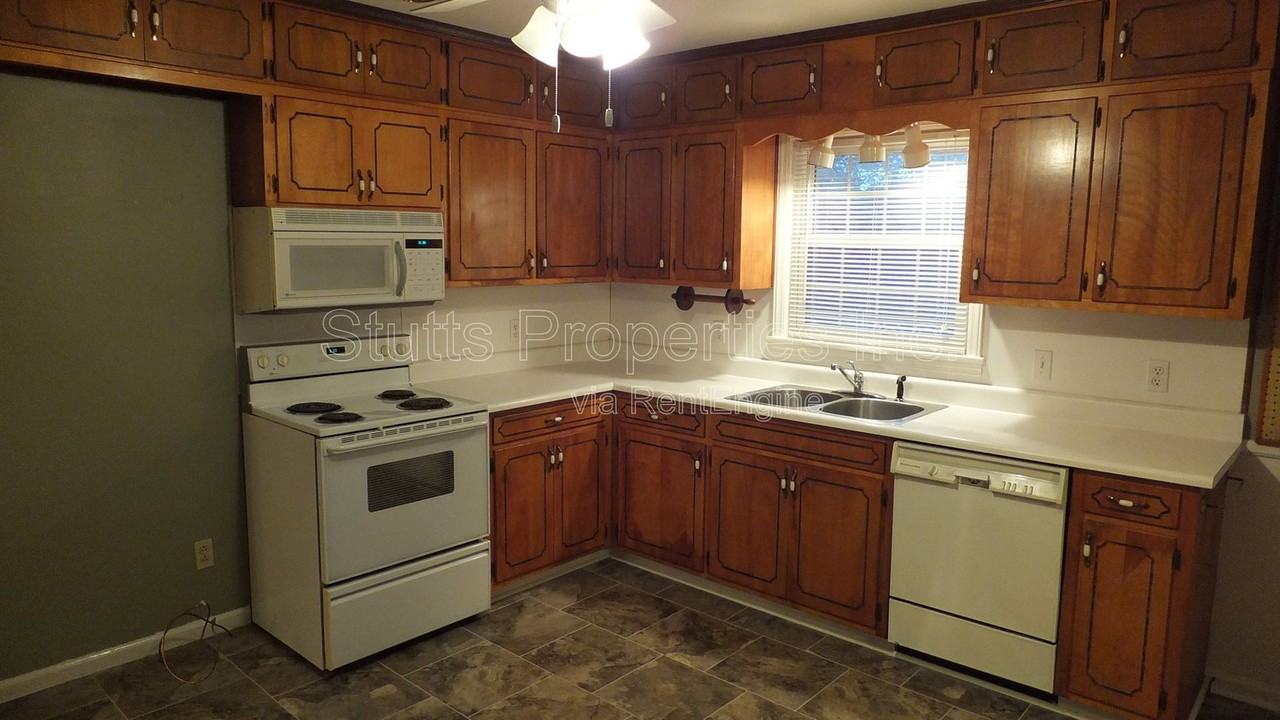 1918 Hermitage Dr - Photo 5 of 17