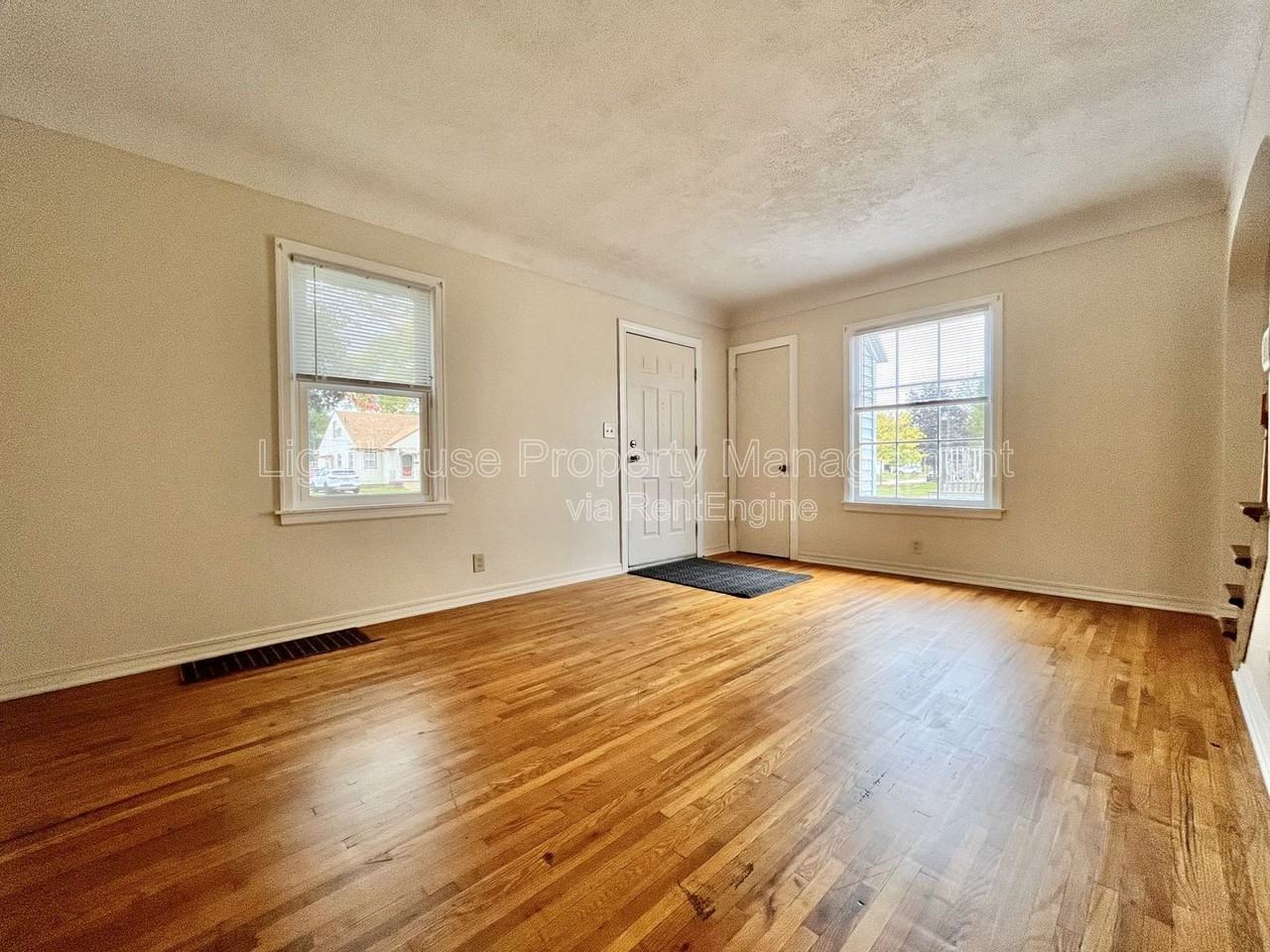 1656 Fremont Ave Nw - Photo 4 of 25