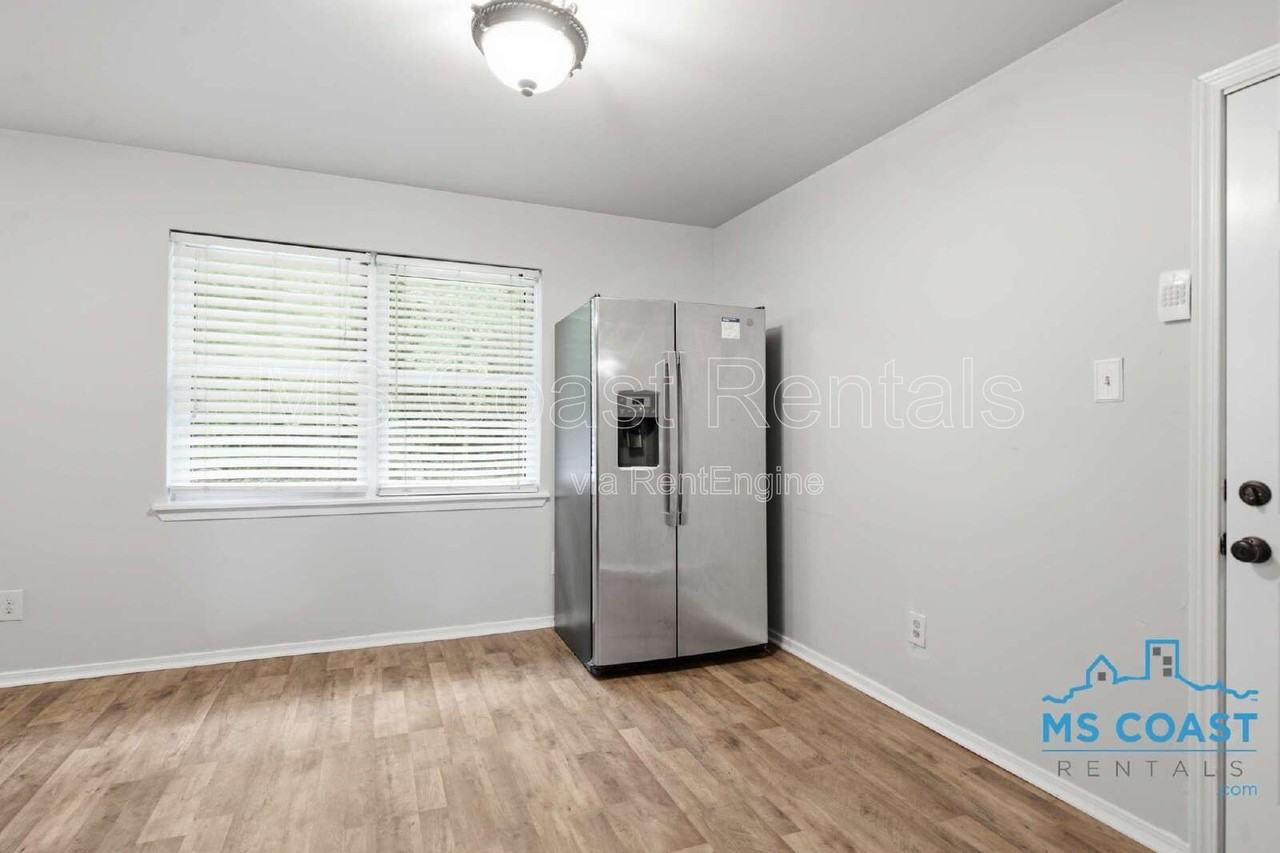 1601 Lewis Ave - Photo 7 of 25