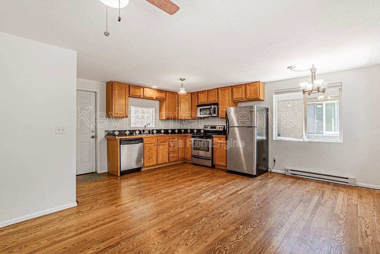 3713 Wolff St - Photo 4 of 25