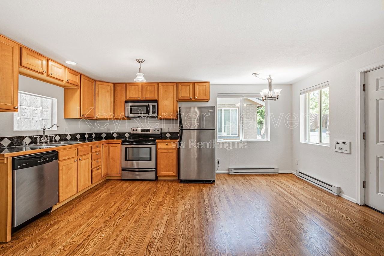 3713 Wolff St - Photo 6 of 25