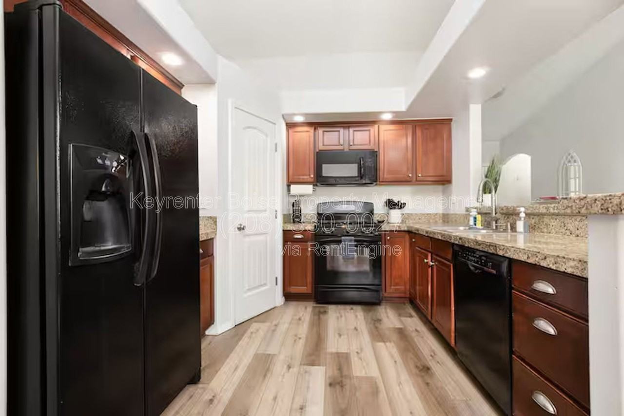879 N Traquair Pl - Photo 7 of 42