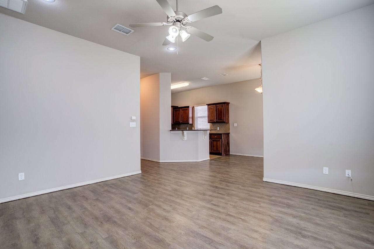 7803 85th St - Photo 5 of 24