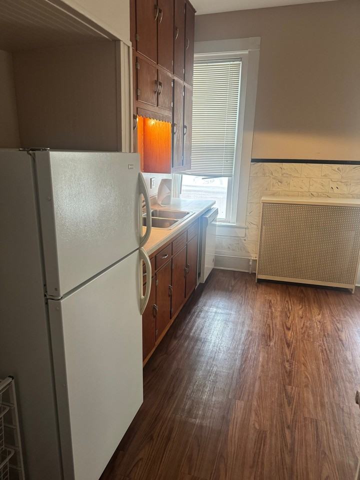 415 1/2 E 4th St - Photo 2 of 4