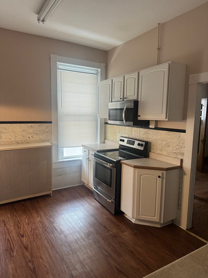 415 1/2 E 4th St - Photo 3 of 4