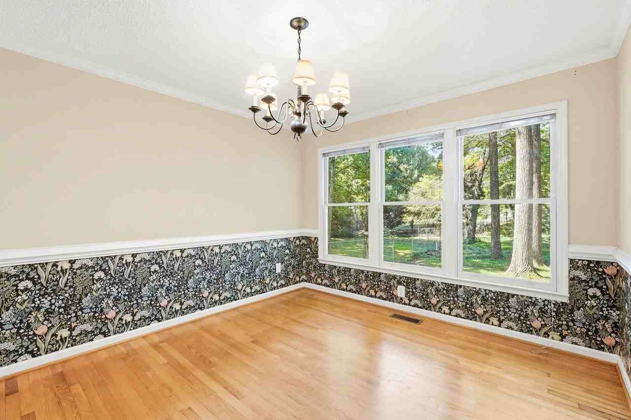 1424 Brookwood Dr - Photo 5 of 20