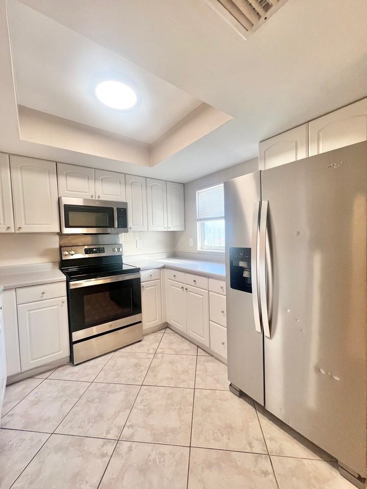 1713 Azalea Ct #C - Photo 4 of 23