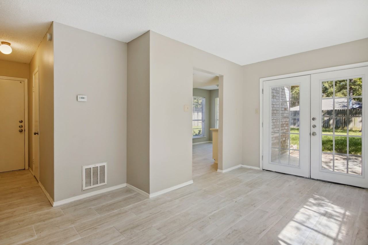 9414 Crystal Cove Cir - Photo 3 of 13