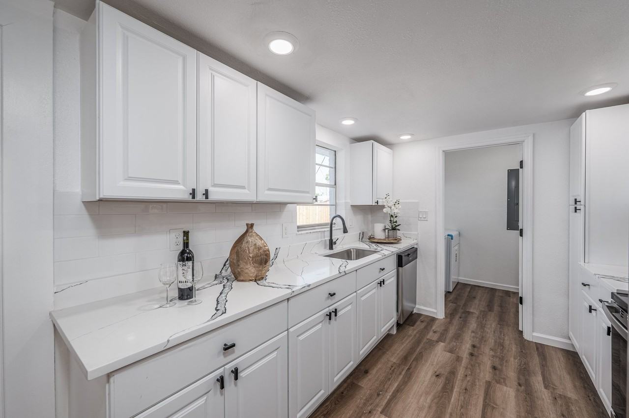 1811 Rhoades Ter - Photo 7 of 20