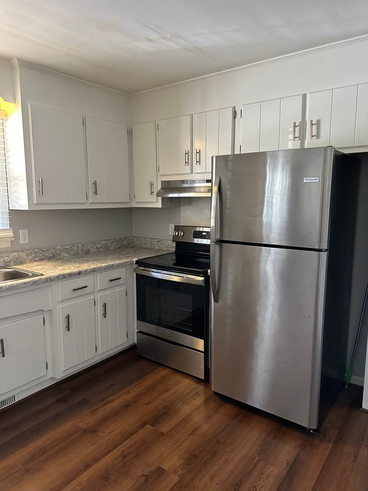 604B Tryon St #B - Photo 3 of 8