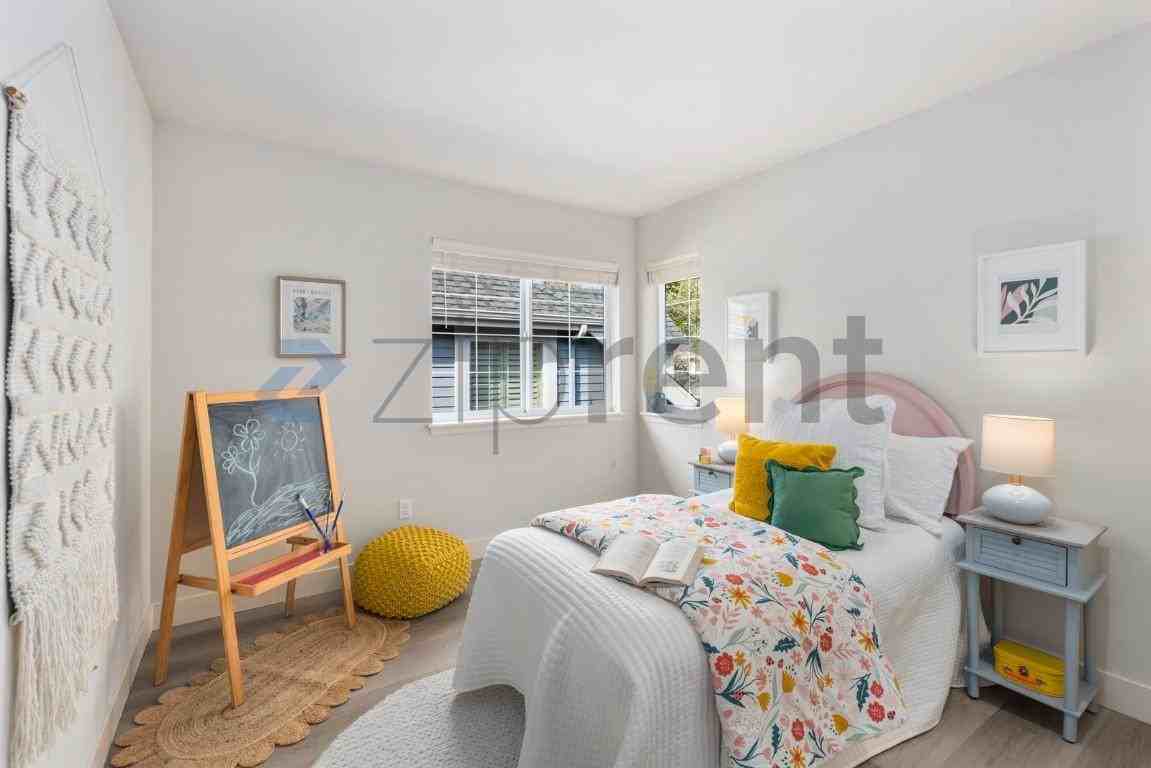 2045 32nd Ave Ne - Photo 5 of 25