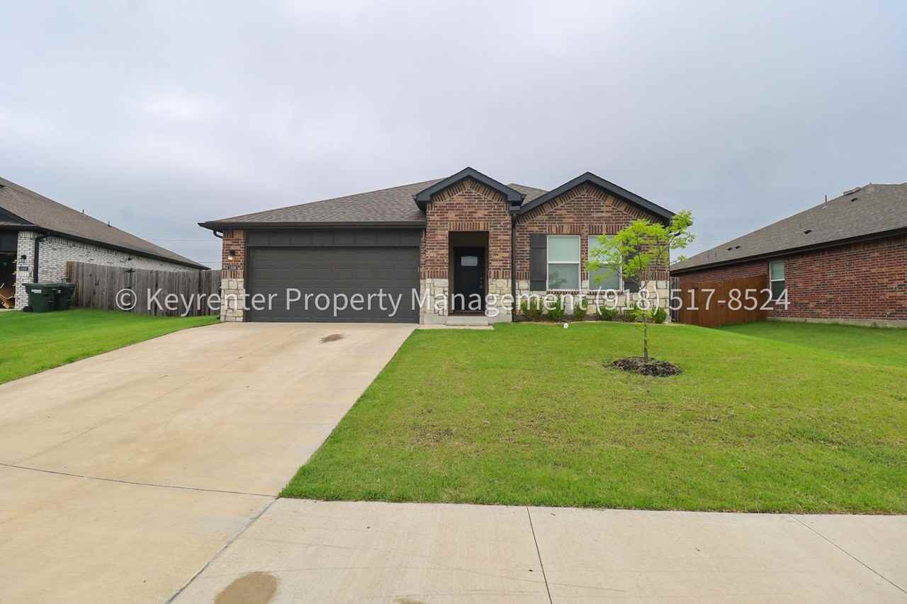 1308 Sunstone St - Photo 2 of 46