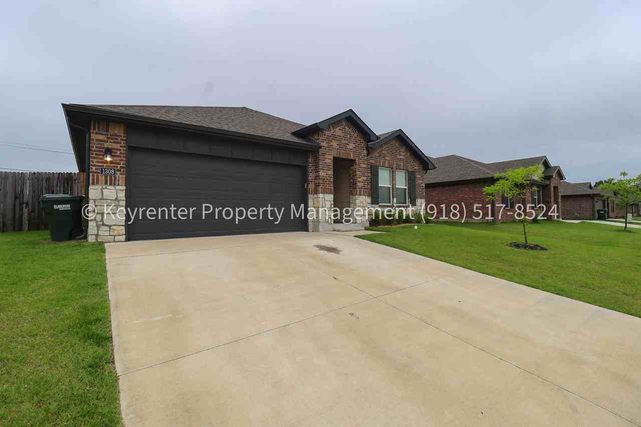 1308 Sunstone St - Photo 3 of 46