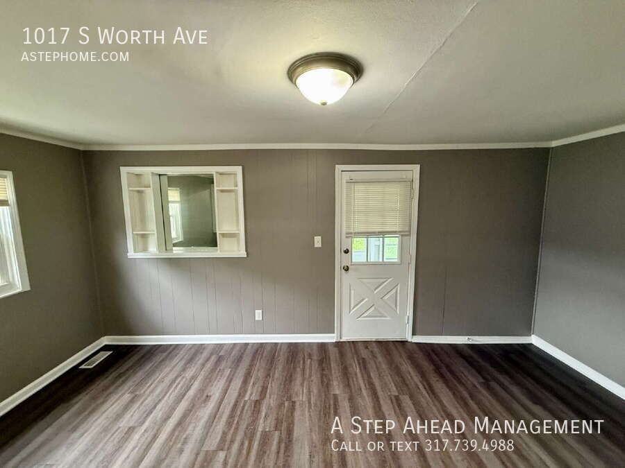 1017 S Worth Ave - Photo 3 of 20