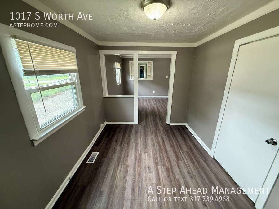 1017 S Worth Ave - Photo 5 of 20