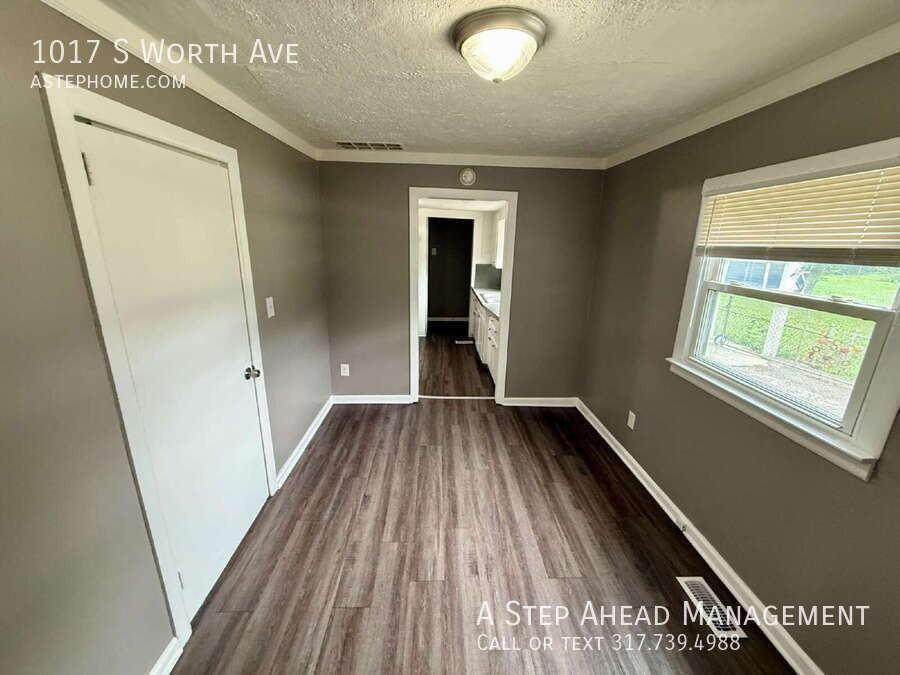 1017 S Worth Ave - Photo 6 of 20