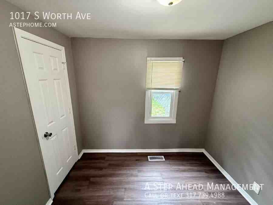 1017 S Worth Ave - Photo 7 of 20