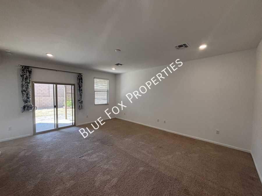7095 W Jadewood Ln - Photo 3 of 19