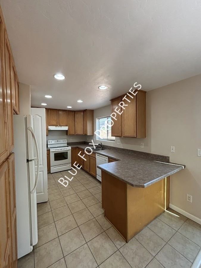 322 N Hasman Dr - Photo 3 of 33