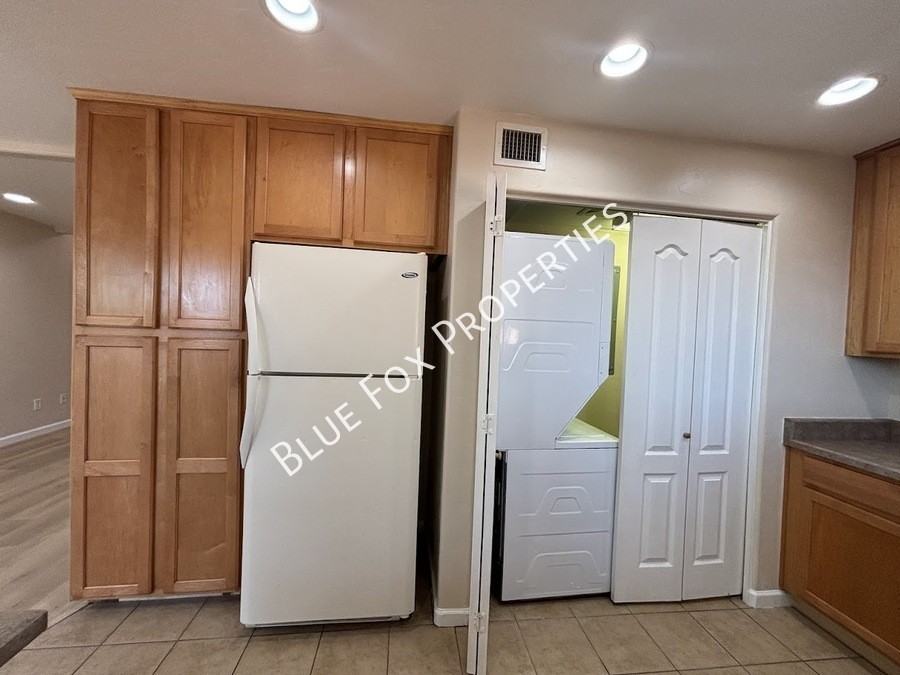 322 N Hasman Dr - Photo 6 of 33