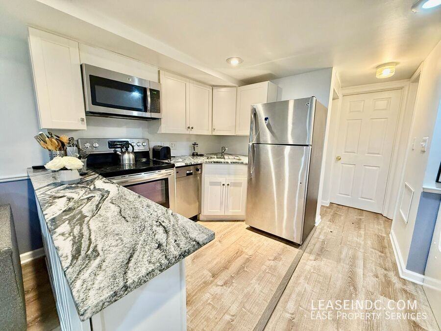 127 Adams St Nw #B - Photo 5 of 13